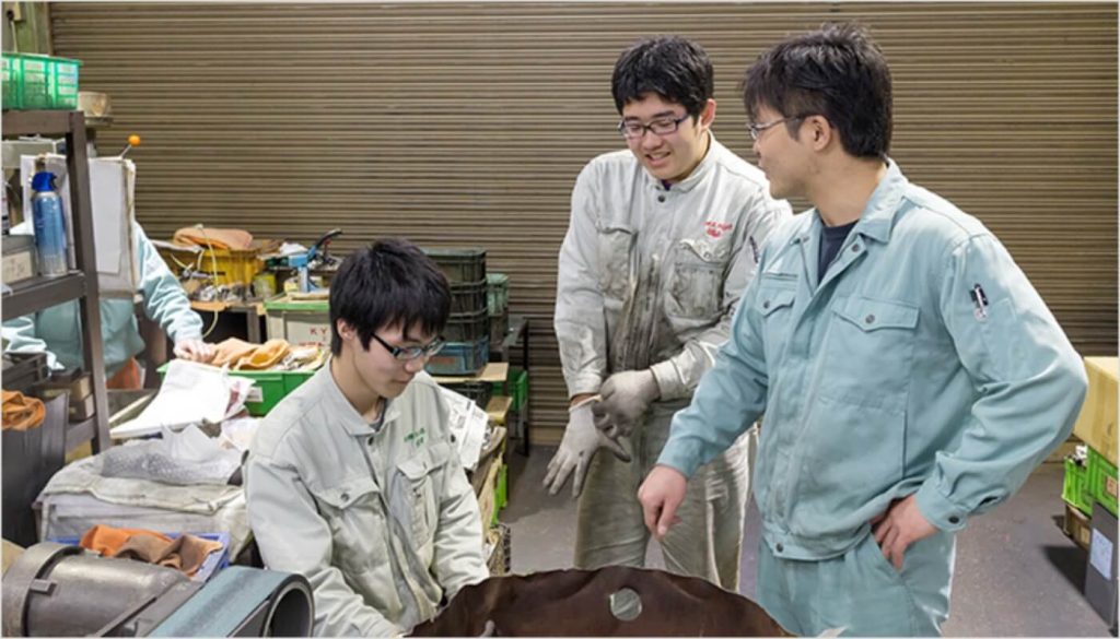 社内で談笑する実習生