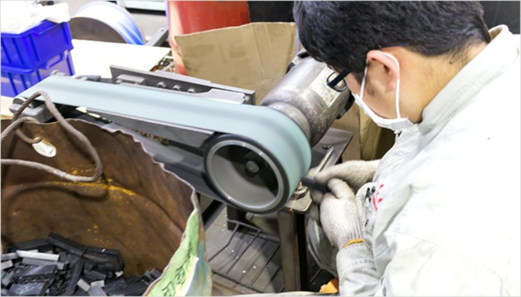 作業中の媚山君