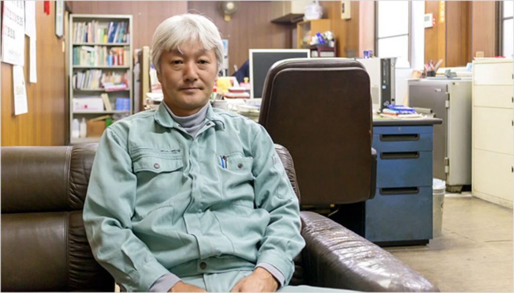 インタビューを受ける前社長の鈴木健一